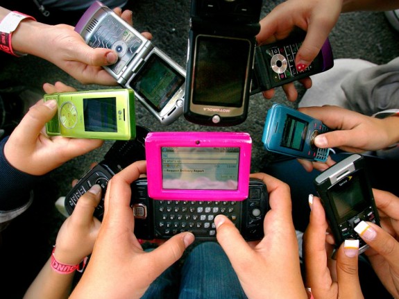 Ο μέσος έφηβος στέλνει 60 sms τη μέρα