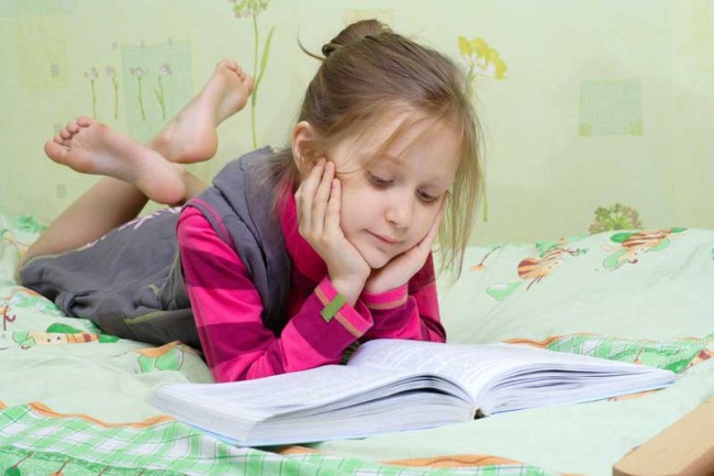 girl-reading-on-bed-pictures