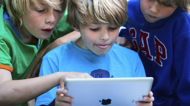 Kids-Reading-a-Tablet