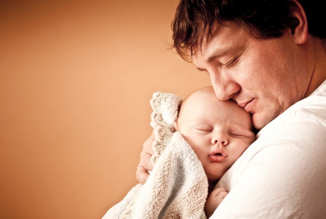 http://www.infokids.gr/wp-content/uploads/2015/01/father-sleeping-baby-small.jpg