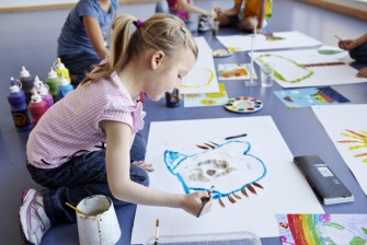 girl-painting-in-schoolclass-1