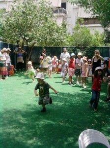 Καλοκαιρινή διασκέδαση στο Παίξε Γέλασε και ένα πάρτι έκπληξη