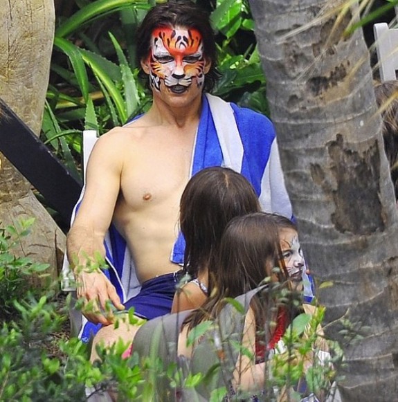 tom-cruise-birthday-face-painting2-580x587