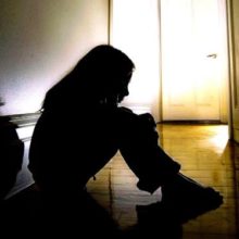 Ρόδος: 14χρονη καταγγέλλει τη μητέρα της και τον σύντροφό της για κακοποίηση και απόπειρα βιασμού