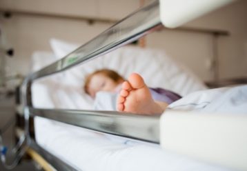 Θρήνος στην Πάτρα: Πέθανε κοριτσάκι 2 ετών που νοσηλευόταν διασωληνωμένο