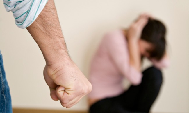 «Μου έλεγε "θα σου λιώσω το κεφάλι"»: Χτύπησε βάναυσα τη σύζυγό του μπροστά στα παιδιά τους