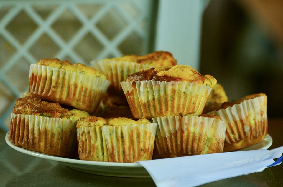 Muffins με κολοκυθάκι, καρότο και τυρί