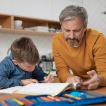 O μπαμπάς Νίκος μοιράζεται μαζί μας μερικά tips για να γίνει παιχνιδάκι η μελέτη των παιδιών στο σπίτι