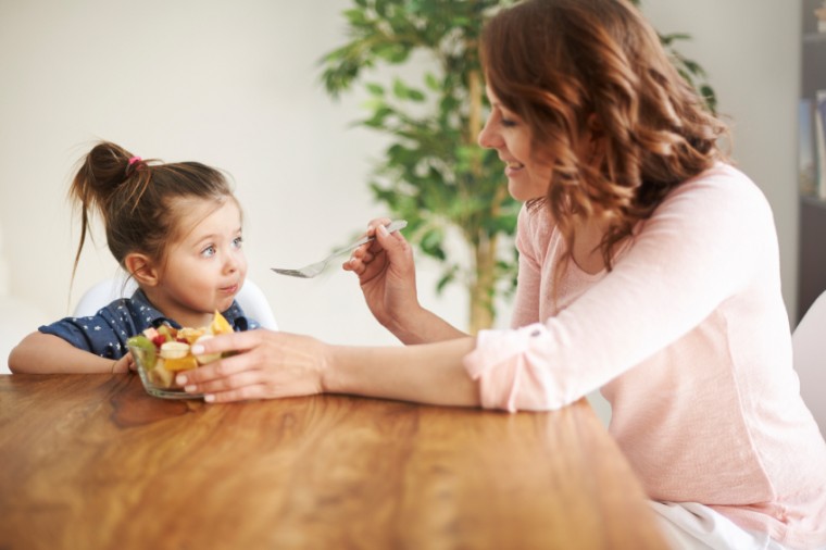 mom-feeding-girl