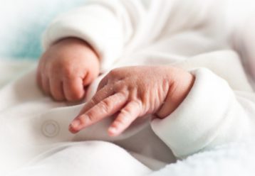 Μωρό γεννήθηκε με 8 έμβρυα στο στομάχι του - Μία εξαιρετικά σπάνια περίπτωση