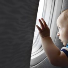 Το κόλπο για να μην βουλώνουν τα αυτάκια του μωρού σας στο αεροπλάνο