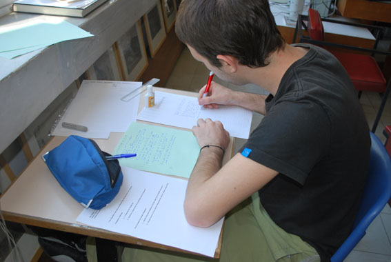 μαθητής γράφει έκθεση
