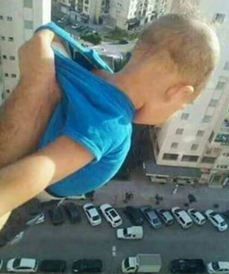 πατέρας κρατάει παιδιί στον αέρα