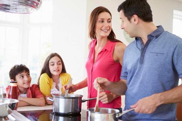 6 μυστικά που ξέρουν από πρώτο χέρι οι γονείς που μαγειρεύουν για την επόμενη ημέρα από το βράδυ
