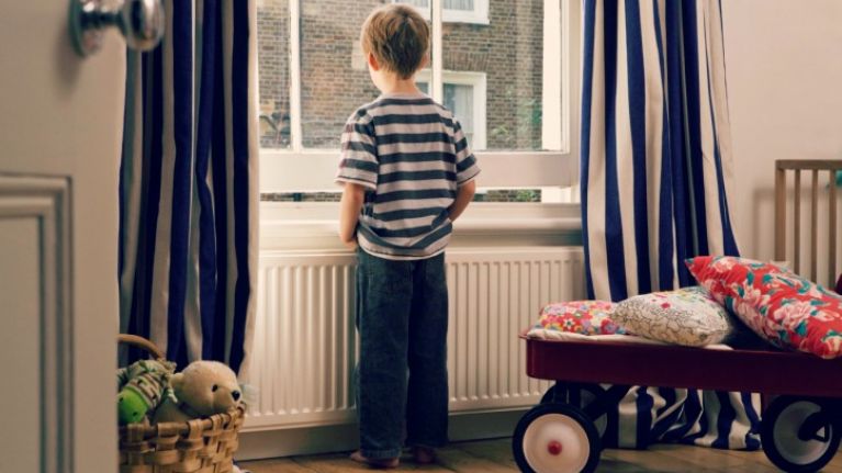 Τι κινδύνους μπορεί να αντιμετωπίσει το παιδί όταν μένει μόνο στο σπίτι;