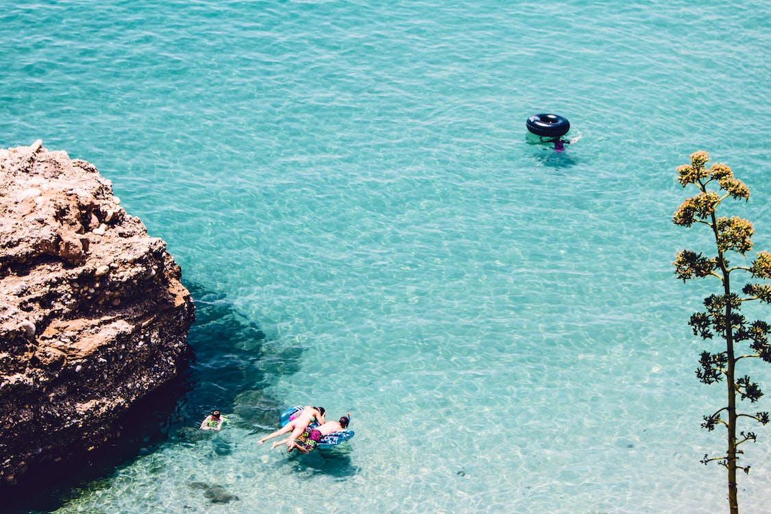 5 πεντακάθαρες παραλίες κοντά στην Αθήνα για να κολυμπήσετε με τα πιτσιρίκια σας!