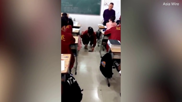 Μαθήτρια πιάστηκε με το κινητό στη τάξη – Η απίστευτη τιμωρία που της επιβλήθηκε (video)