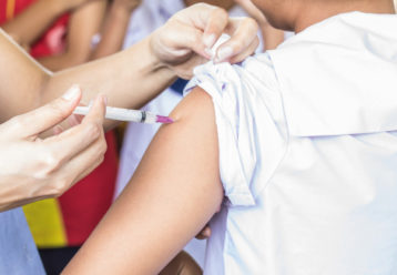 ΕΚΠΑ: Ασφαλής και ανοσολογικά επαρκής ο εμβολιασμός ανηλίκων κατά της Covid-19