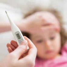 Οι παιδίατροι ειδοποιούν τους γονείς: “Μην σπεύδετε στα εξωτερικά ιατρεία των νοσοκομείων με τον πρώτο πυρετό”