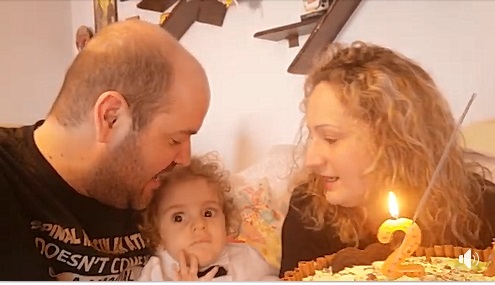 Ο Παναγιώτης Ραφαήλ έγινε 2 ετών – Το “ευχαριστώ” των γονιών σε όλους τους Έλληνες (video)