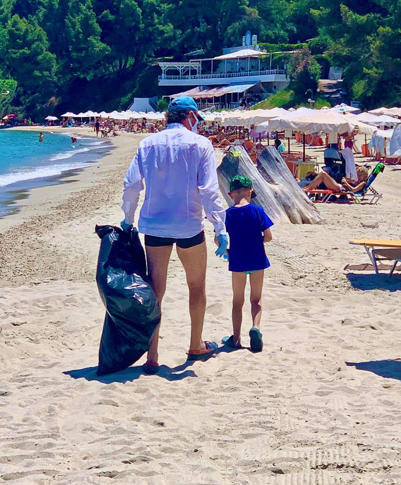 Μια φωτογραφία που πρέπει να γίνει αφίσα: Μπαμπάς και γιος -παραθεριστές- καθαρίζουν την παραλία!