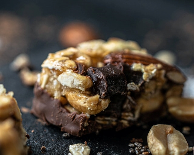Καραμελωμένοι ξηροί καρποί με σοκολάτα – Το γλυκό σνακ που θα προσφέρει στα παιδιά όση ενέργεια χρειάζονται