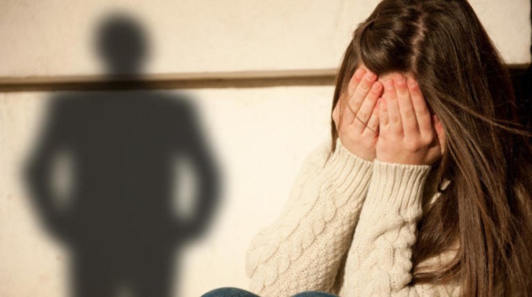 Συνελήφθη ο προπονητής ιστιοπλοΐας για το βιασμό της 11χρονης – “Πείτε στο Σπύρο να ψάξει τη μάνα, τη γυναίκα και την κόρη του”