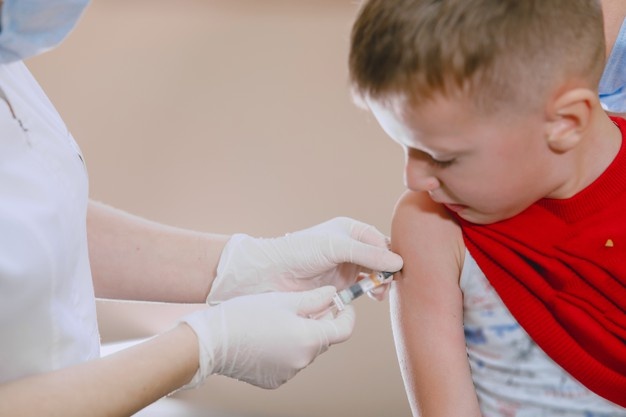 Ευρωπαϊκός Οργανισμός Φαρμάκων: Ενέκρινε τη χρήση του εμβολίου της Pfizer σε παιδιά 12-15 ετών