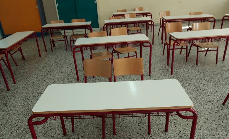 Μακρή: Οι μαθητές αρνητές των self test θα πάρουν απουσίες ή αποβολές – Μείωση μισθού για τους καθηγητές