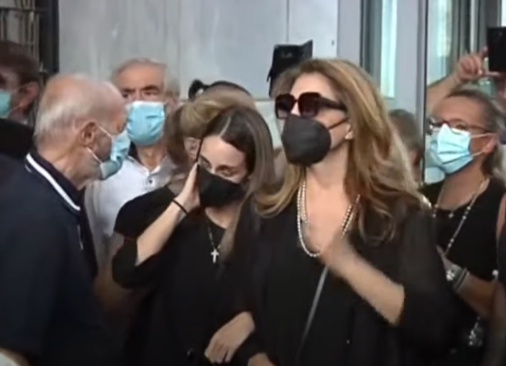 Τελευταίο αντίο στον Τόλη Βοσκόπουλο - Συντετριμμένη η κόρη του Μαρία ξέσπασε σε κλάματα (video)