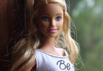 Η Barbie γίνεται live action ταινία με μια πανέμορφη πρωταγωνίστρια και μια καταπληκτική σκηνοθέτη!