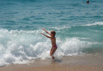 Κρήτη: Περιπέτεια στη θάλασσα για μπαμπά με τις 2 κόρες του - Τους παρέσυραν τα κύματα