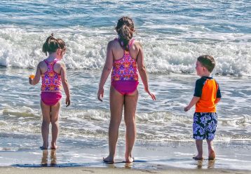 Καύσωνας: Ανοίγουν δωρεάν οι οργανωμένες παραλίες - Δείτε πού να πάτε για μπάνιο με τα παιδιά