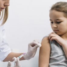Η Εθνική Επιτροπή Εμβολιασμών προχώρησε προχθές σε ισχυρή σύσταση για τον εμβολιασμό των εφήβων 15 – 17 ετών και όσων πάσχουν από υποκείμενα νοσήματα. Πρόκειται ουσιαστικά για σύσταση προς τους γονείς ότι με βάση τα δεδομένα τα εμβόλια κατά του κορωνοϊού είναι ασφαλή και προστατεύουν τα παιδιά.