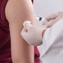 «Θέλουμε ένα εμβόλιο 100% ασφαλές»: Η ψύχραιμη άποψη Γερμανού παιδιάτρου για τον εμβολιασμό παιδιών