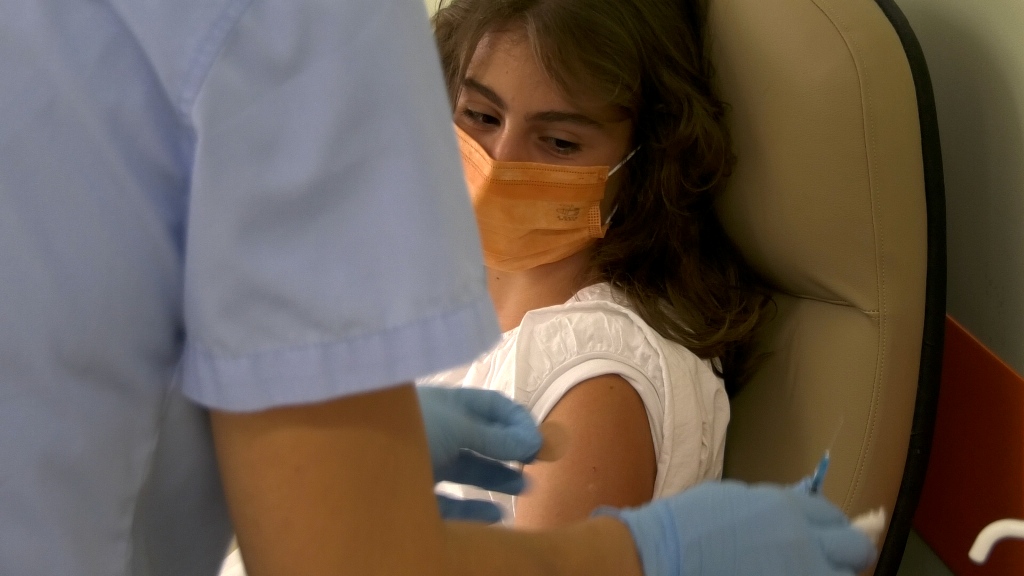 Το μήνυμα της 15χρονης Άρτεμις που εμβολιάστηκε πρώτη για τον κορωνοϊό στην Λάρισα