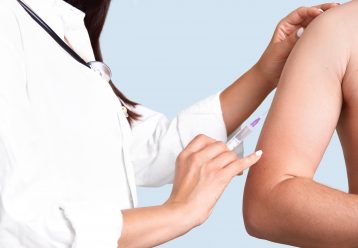 Έκκληση Παπαευαγγέλου: "Ως παιδίατρος και γονέας σας καλώ να εμβολιάσετε τα παιδιά σας το συντομότερο δυνατόν"