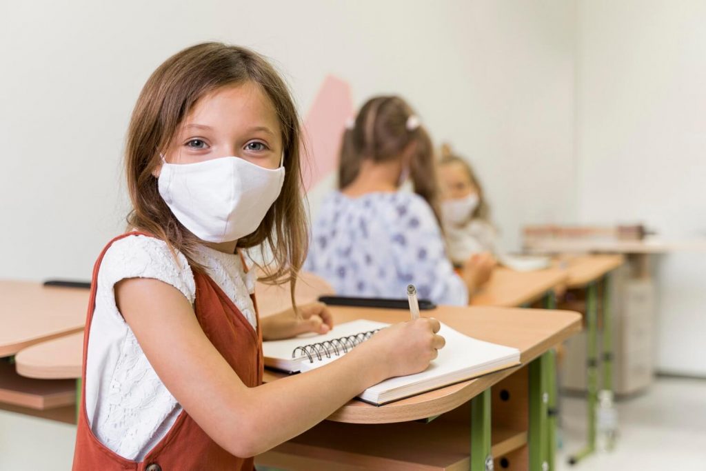 Υποχρεωτική η μάσκα στα σχολεία και τη νέα σχολική χρονιά στην Ισπανία