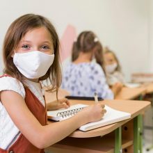 Υποχρεωτική η μάσκα στα σχολεία και τη νέα σχολική χρονιά στην Ισπανία
