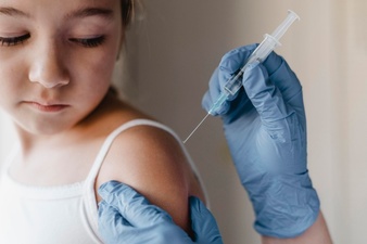 Παιδίατρος: «Αν θέλουμε να τελειώσουμε την πανδημία, πρέπει να εμβολιάσουμε και τα παιδιά μας»