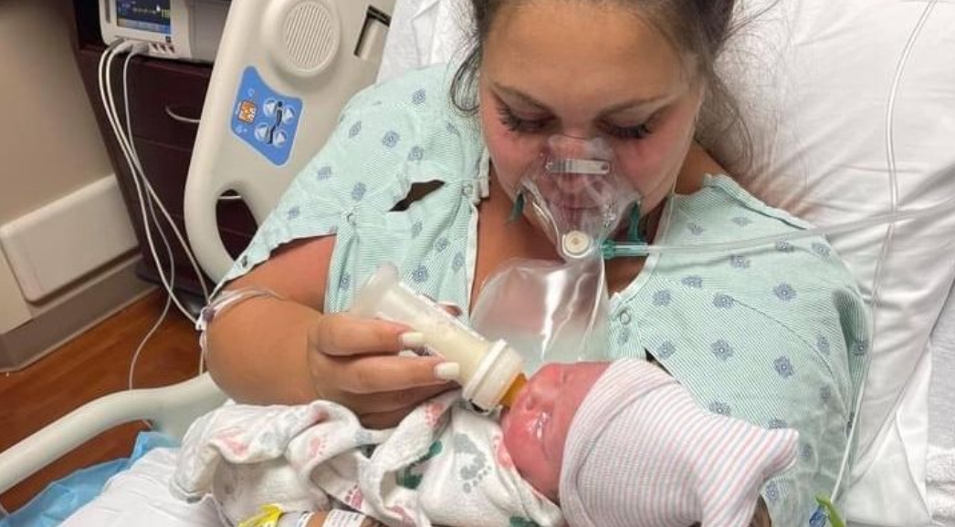 Μητέρα κρατά για λίγα λεπτά το μωρό της αγκαλιά πριν πεθάνει