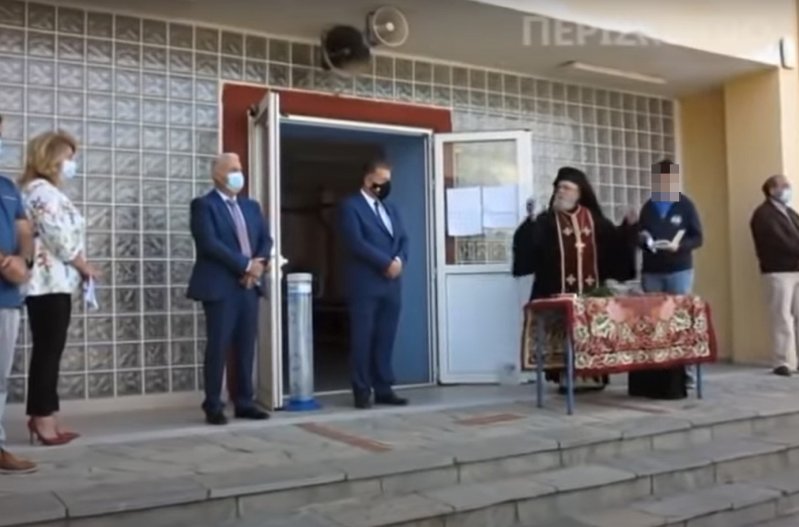 "Χαμός" σε αγιασμό σε σχολείο της Β. Ελλάδας - «Να κρατάω τον σταυρό και να φοράω μάσκα;» (video)