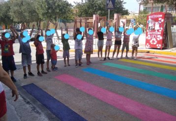 Οι μαθητές πήραν τα πινέλα ανά χείρας και το σχολείο τους απέκτησε μια πολύχρωμη διάβαση!