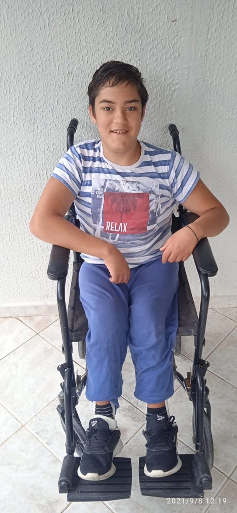 Έκκληση: Ο 16χρονος Λευτέρης με εκ γενετής παραπληγία χρειάζεται αναπηρικό αμαξίδιο και ορθοστάτη