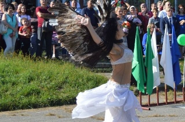 Τι άλλο θα δούμε - Δασκάλα υποδέχεται τα πρωτάκια στο σχολείο με… χορό της κοιλιάς! (video)