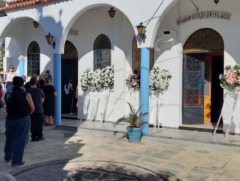 Ντυμένοι στα λευκά και με ανείπωτη θλίψη αποχαιρετούν την 32χρονη Ντόρα (φωτό)