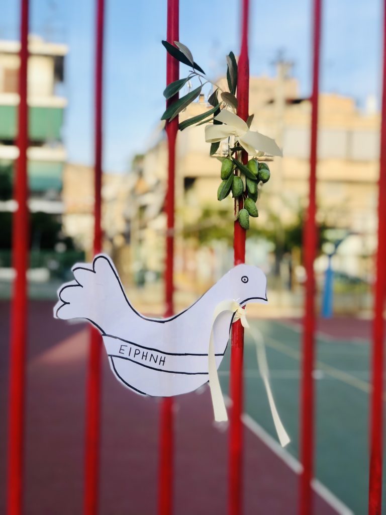 Αυτό το δημόσιο σχολείο βρήκε έναν ευφάνταστο τρόπο για να γιορτάσουν οι μαθητές την Παγκόσμια Ημέρα Ειρήνης