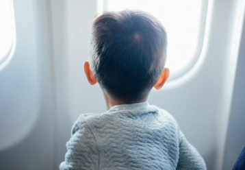 Πώς θα ταξιδεύουν στο εξής με αεροπλάνο τα παιδιά από 4 ετών;