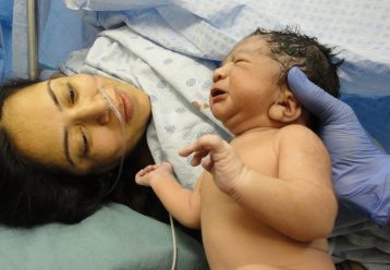 Απίστευτη νοσοκόμα αφού γέννησε έκανε η ίδια την εξέταση στο μωρό της (εικόνες)