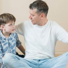 Πώς και γιατί πρέπει οι μπαμπάδες να μιλήσουν στα αγόρια για την απόρριψη